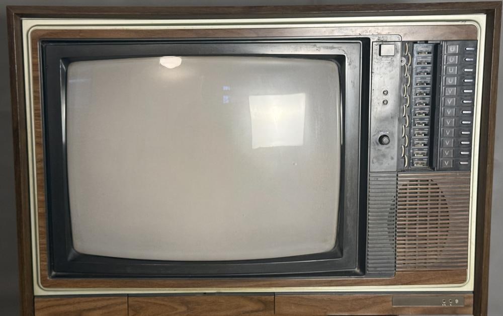 An AMGA Mitsubishi Electric Model CS-1933 Television Receiver (1 of 11)