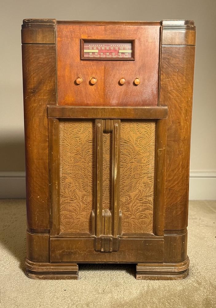 RCA Victor Model 13K Magic Voice Console Radio (1 of 9)