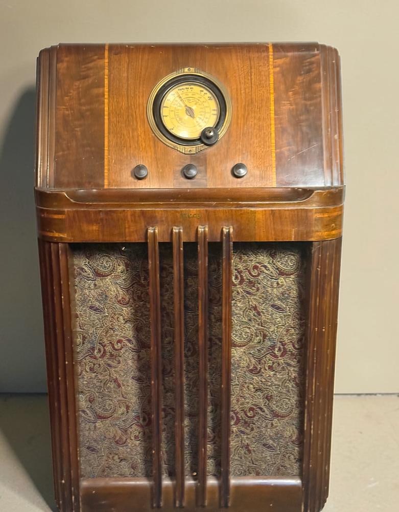 Philco Model 38-4 Console Radio (1 of 9)
