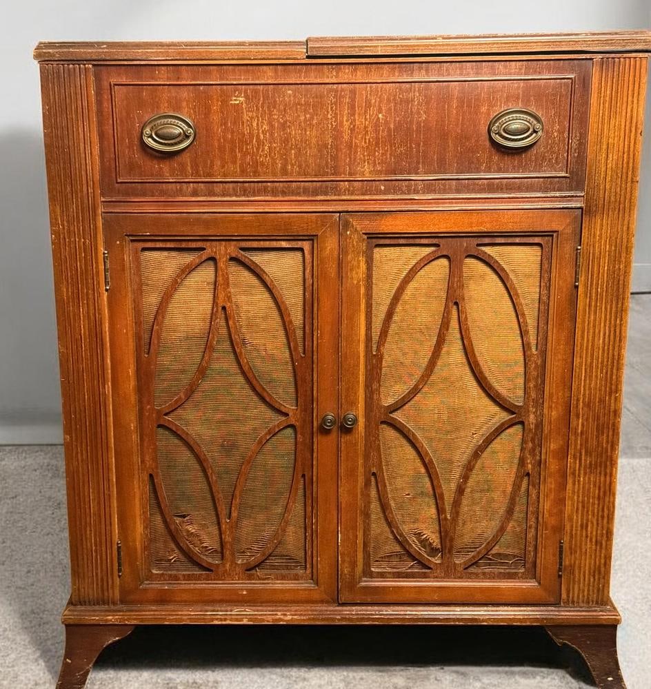 Zenith Model 7S584 Radio and Record Player Console (1 of 13)