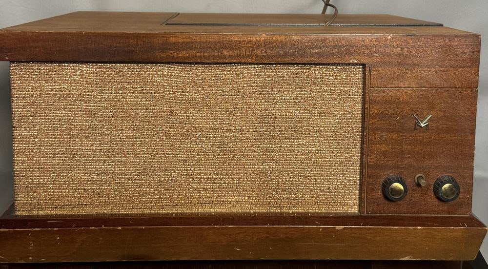 V-M Tri-O-Matic Model 560A Record Player Console (1 of 7)