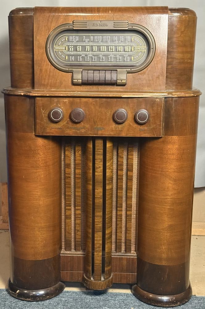 RCA Victor Model 19k Console Radio (1 of 13)