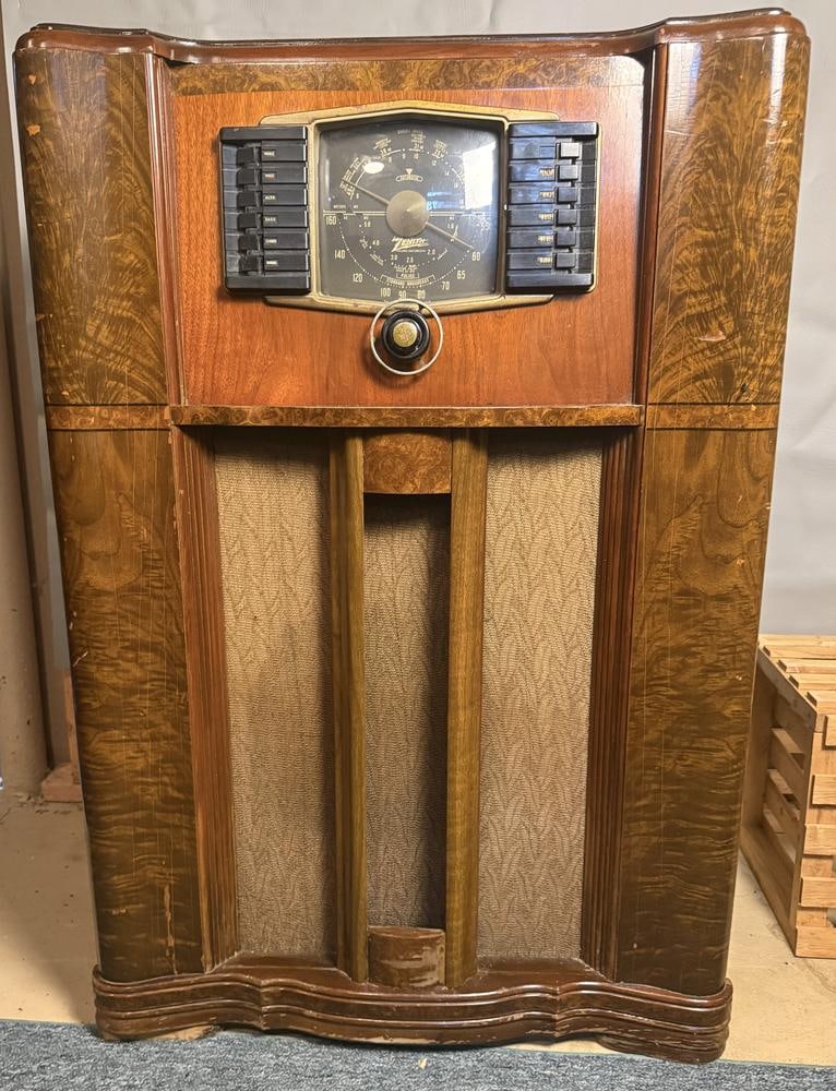 Zenith Model 10S669 Art Deco Console Radio (1 of 10)