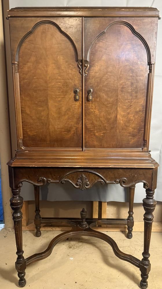 Majestic Model 72 Mahogany Console Radio Cabinet: This item is located in the basement. A Majestic Model 72 mahogany console radio cabinet, manufactured by the Grigsby-Grunow Company of Chicago, circa 1929. The highboy-style wooden cabinet features