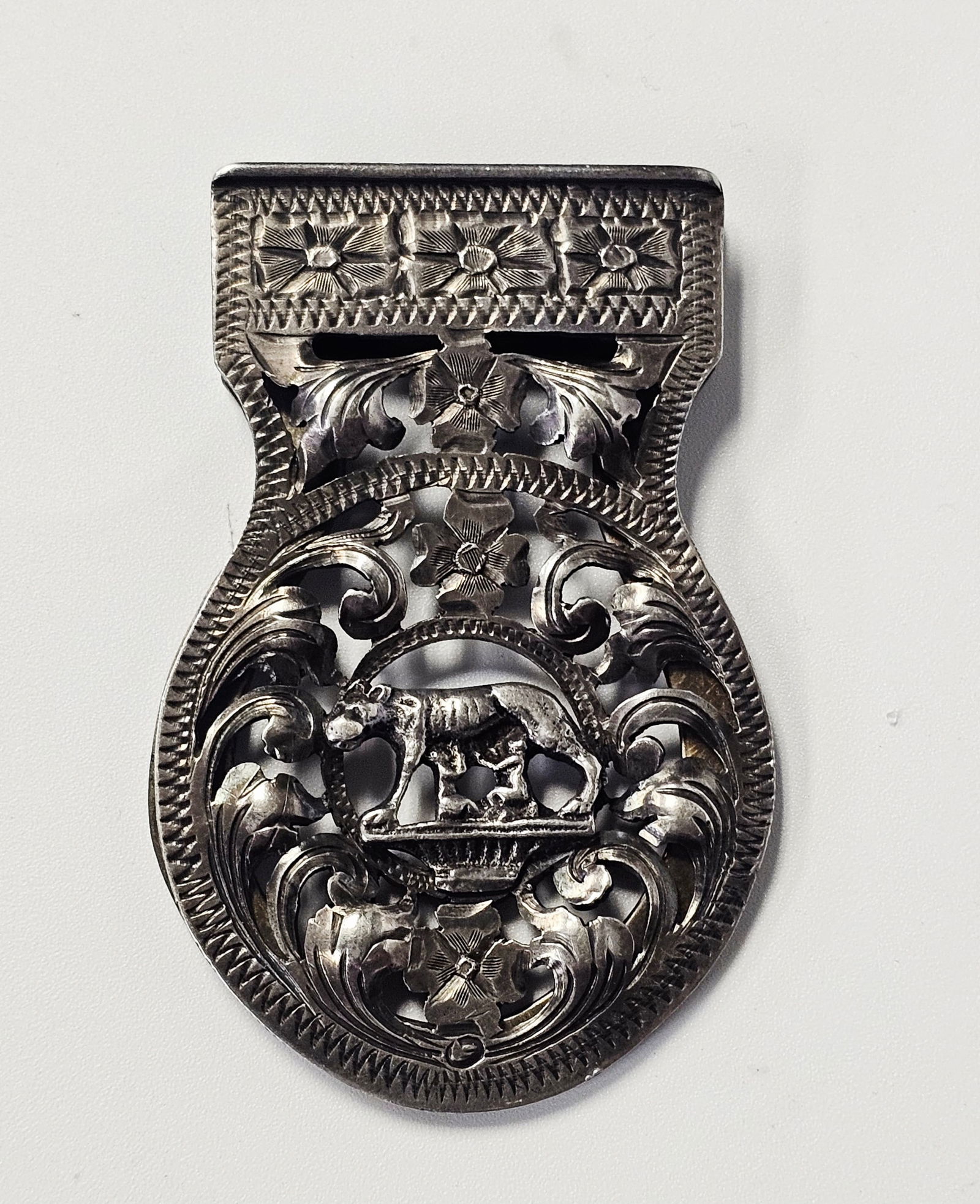 IT Capitoline Wolf Money Clip, .800 Silver 29.4 Grams: Italian openwork decorative clip. Capitoline Wolf / Scrollwork design. Oval (800) hallmark stamp on reverse. Weight: 29.4 g Metal: Silver Fineness: .800