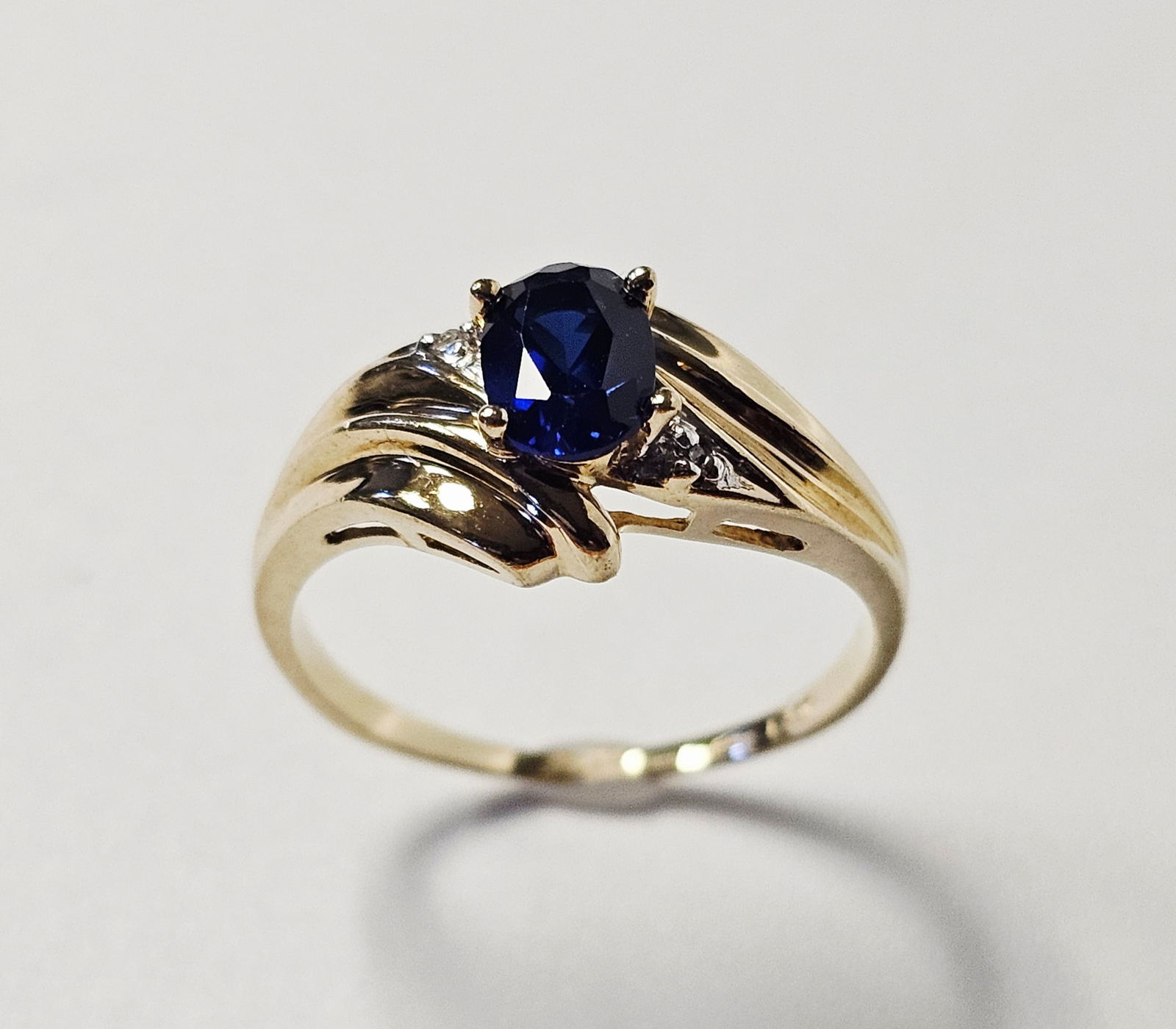 10KT Oval Sapphire & Diamond Accent Ring 3.0 Grams (1 of 8)