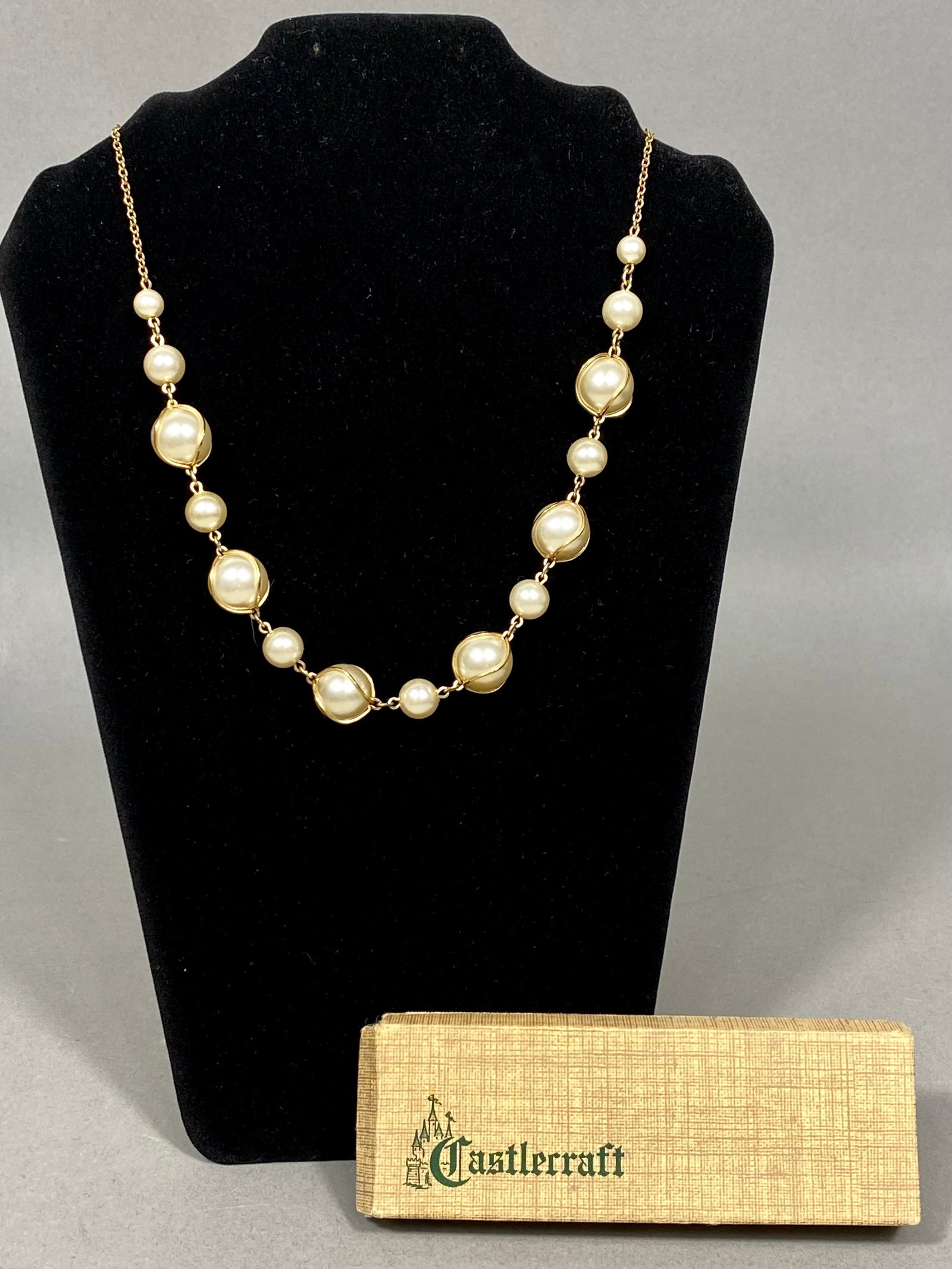Rolled Gold and Graduated Simulated Pearl Necklace, Castlecraft 12.49g: This vintage necklace by Castlecraft features a yellow rolled gold link chain set with graduated cream-colored simulated pearls. The design incorporates larger simulated pearls encased in yellow metal