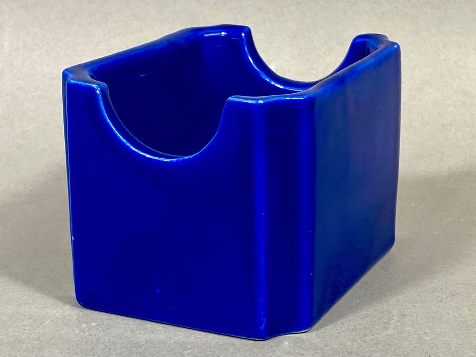 Hall China Company Cobalt Blue Ceramic Sugar Packet Caddy, Model 716, Mid-20th Century: A vintage ceramic tabletop sugar packet caddy produced by the Hall China Company. This rectangular vessel features a rich, vibrant cobalt blue glaze, a hallmark of the manufacturer's mid-century produ