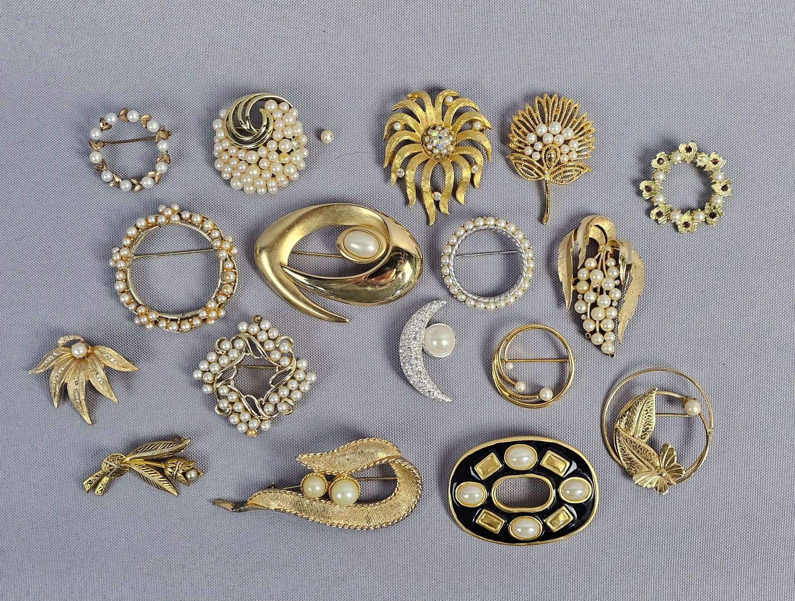 Collection of 17 Vintage Costume Jewelry Brooches, Gold and Silver Tone, Trifari, Napier, Monet (1 of 15)