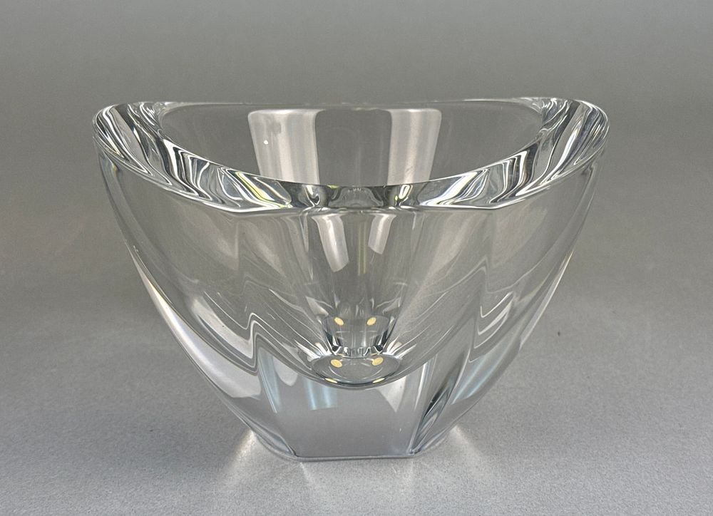 Orrefors Mirror Pattern Cut Crystal Bowl by Erika Lagerbielke: An Orrefors Mirror pattern cut crystal bowl designed by Erika Lagerbielke. This Swedish modernist piece is constructed from heavy-walled clear crystal featuring a sculptural form with an undulating ri