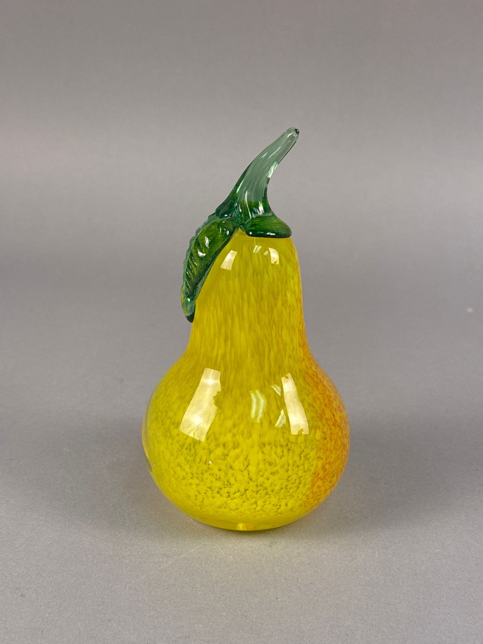 Oiva Toikka for Nuutaj?¤rvi Notsj?¶, Hand-Blown Art Glass Pear: A fine hand-blown art glass pear designed by the celebrated Finnish artist Oiva Toikka for the historic Nuutajärvi Notsjö glassworks. The sculptural form features a vibrant yellow glass body