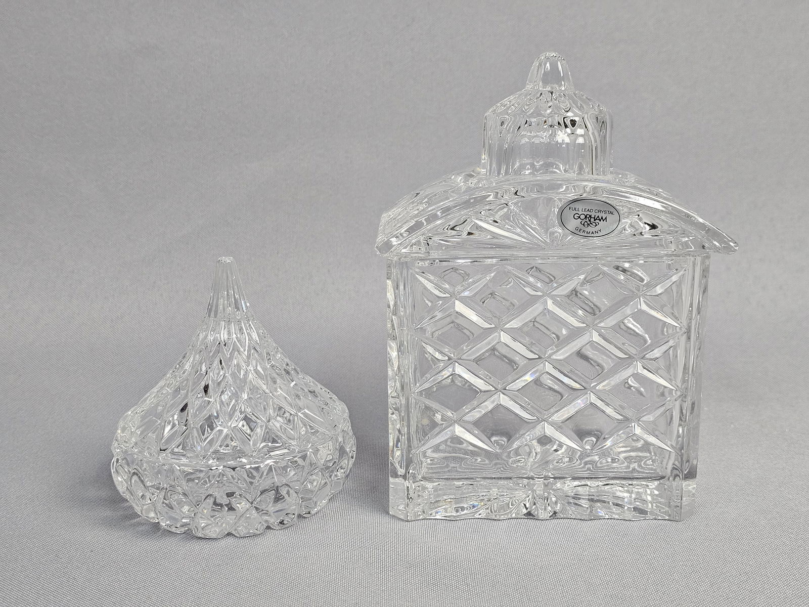 Gorham Chantilly Cut Lead Crystal Tea Caddy and Lidded Trinket Dish: A two-piece collection of vintage cut lead crystal, one by Gorham in the Chantilly pattern, manufactured in Germany. The set includes a rectangular tea caddy and a smaller circular lidded trinket dish