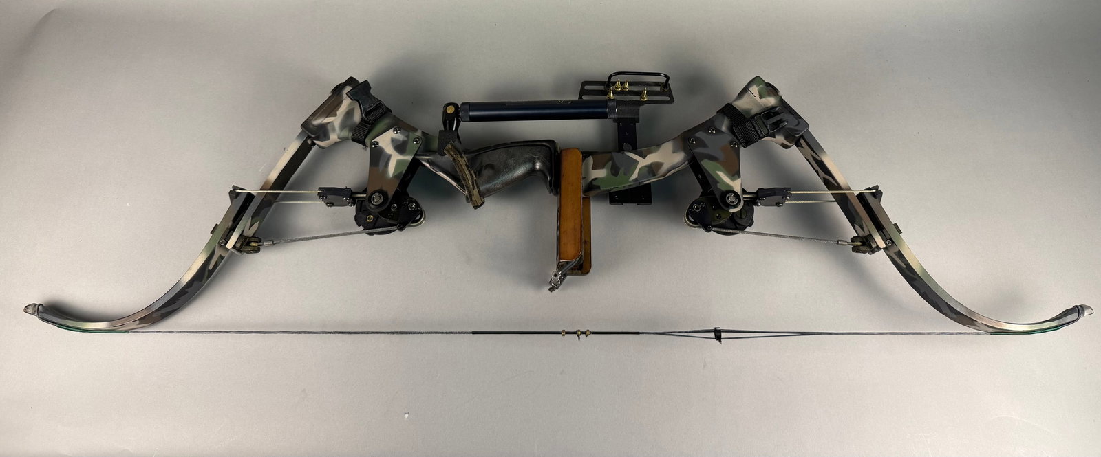 Oneida Aero-Force X80 Eagle Compound Bow with Case and Accessories: Oneida Aero-Force X80 Eagle compound bow featuring a woodland camouflage finish. The bow is equipped with a Golden Key Futura Ace Hydraulic Stabilizer, a multi-pin brass sight, and a wrist sling. Fact