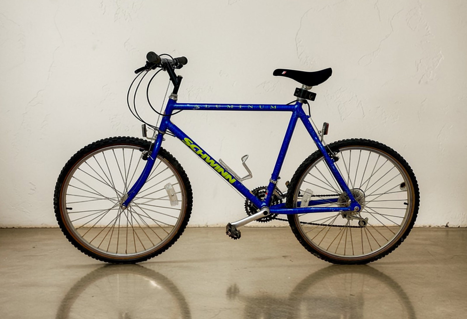 A Schwinn High Plains Aluminum Mountain Bike: A Schwinn High Plains mountain bike featuring an oversized butted aluminum frame in a blue crackle finish with lime green lettering. The frame is marked as part of the Serie 500-0A and is fitted with