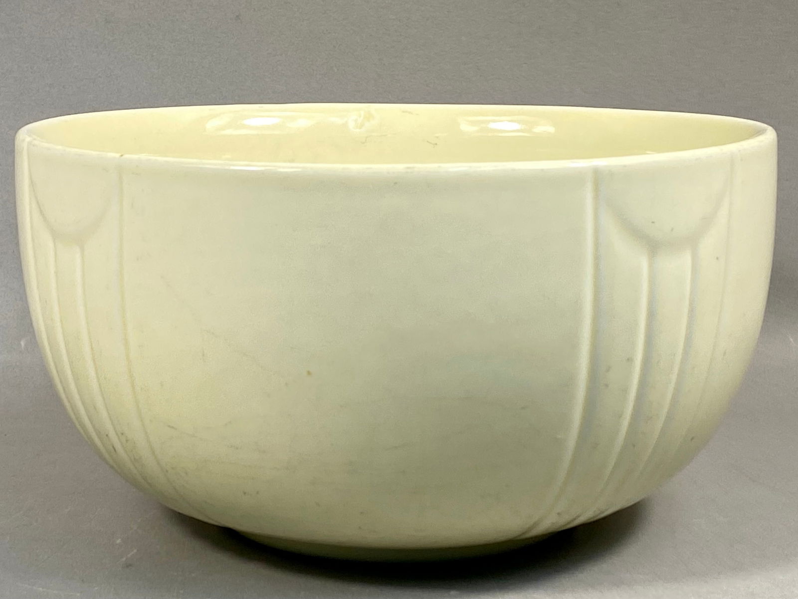 American Art Deco Glazed Earthenware Mixing Bowl Attributed to Hall China: An American Art Deco style earthenware mixing bowl, attributed to Hall China in the Radiance pattern. The bowl features a deep, circular form with a flat base and slightly tapered sides. The exterior