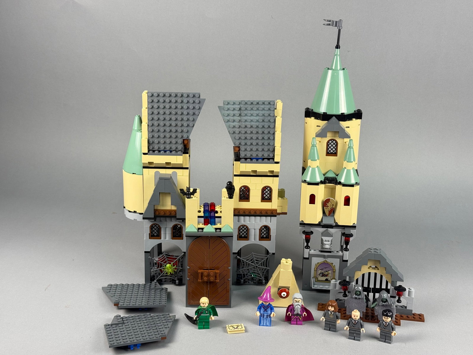 LEGO Harry Potter Hogwarts Castle Set 4757 Incomplete: LEGO Harry Potter Hogwarts Castle set, identified as set number 4757, released in 2004. This building block construction set is manufactured from molded plastic. The assembly features mechanical play