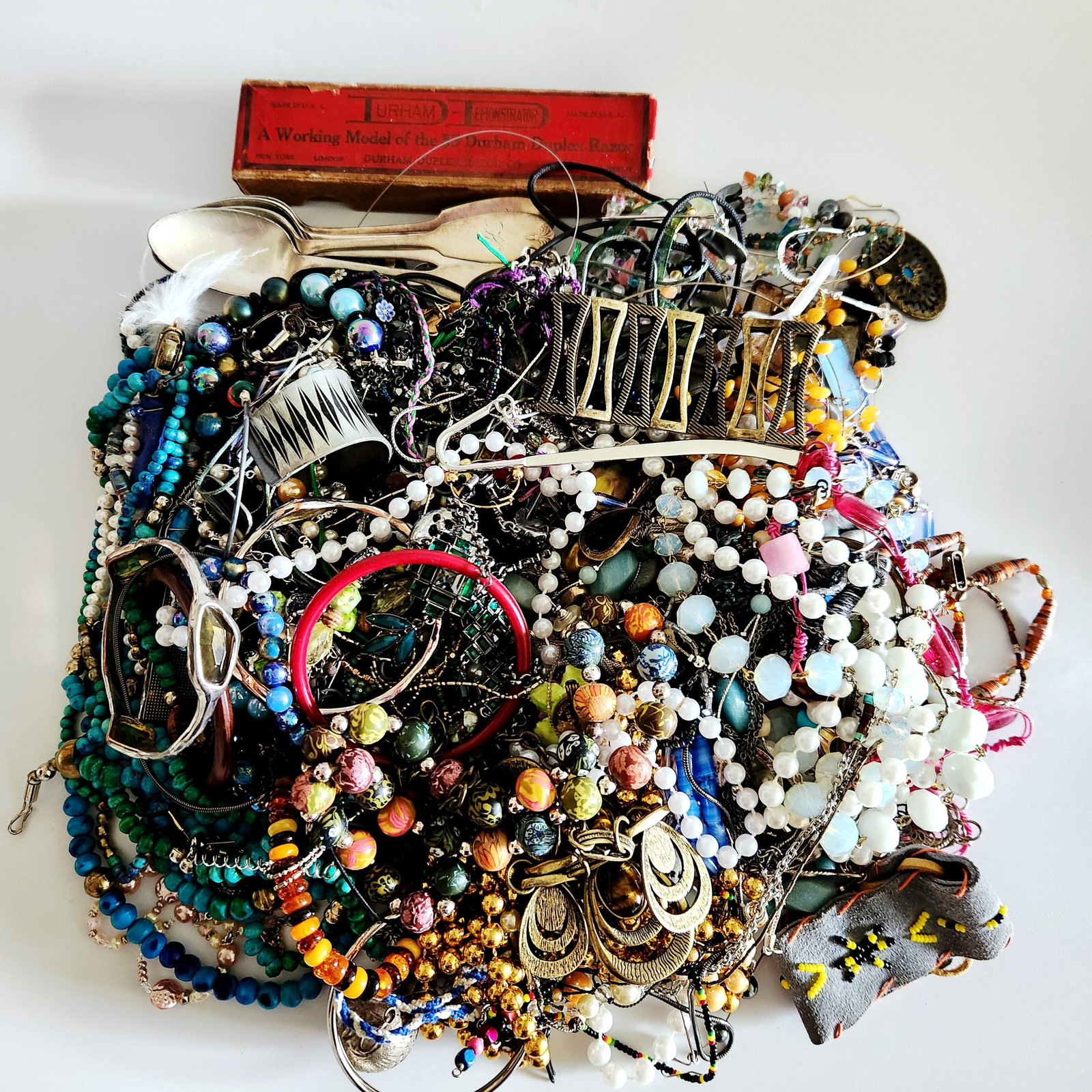 An Assortment of Costume Jewelry, Vintage Razor Box, and Miscellaneous Items (1 of 8)