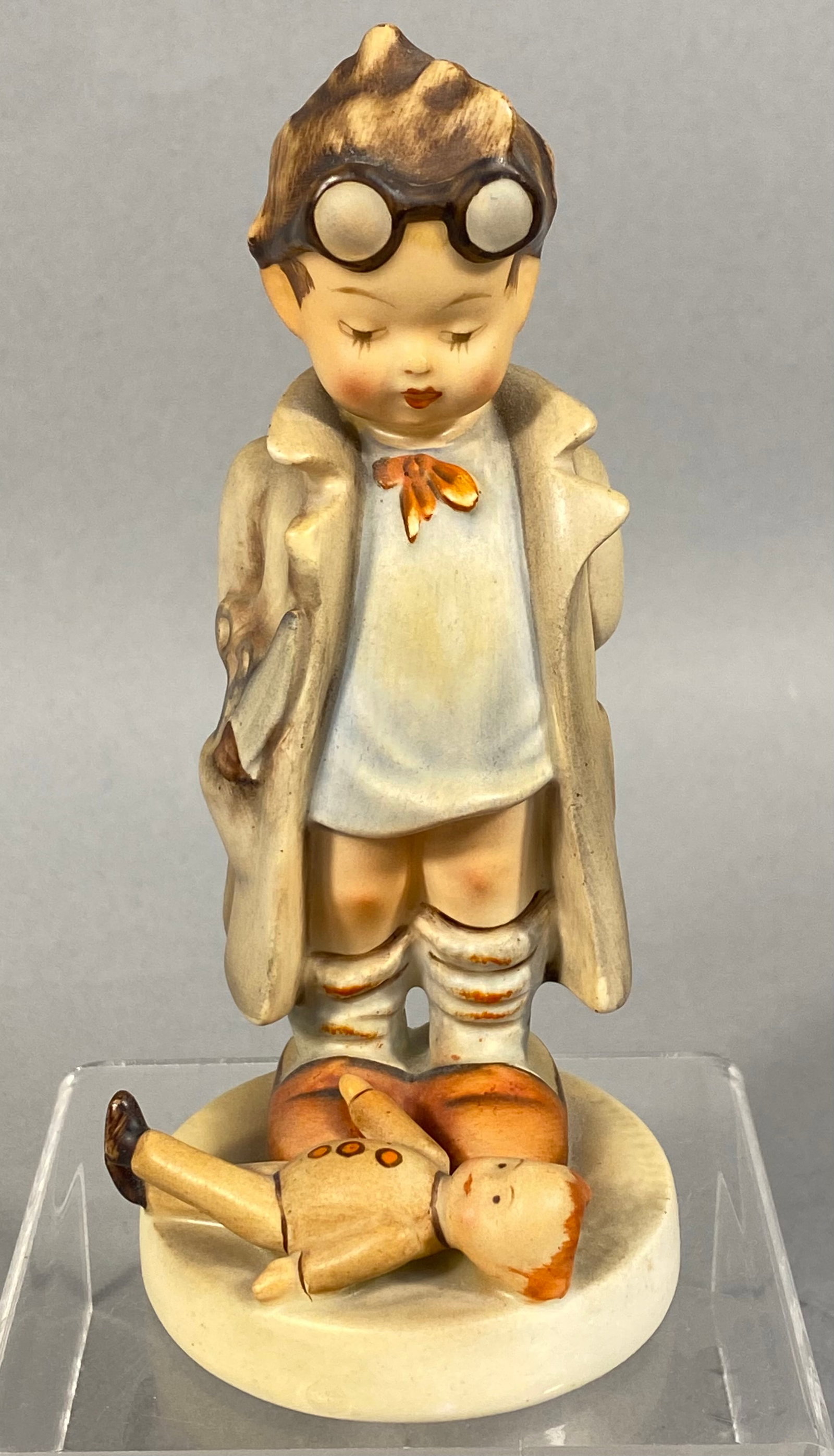 Goebel M.I. Hummel Doctor Figurine Model 127 (1 of 5)