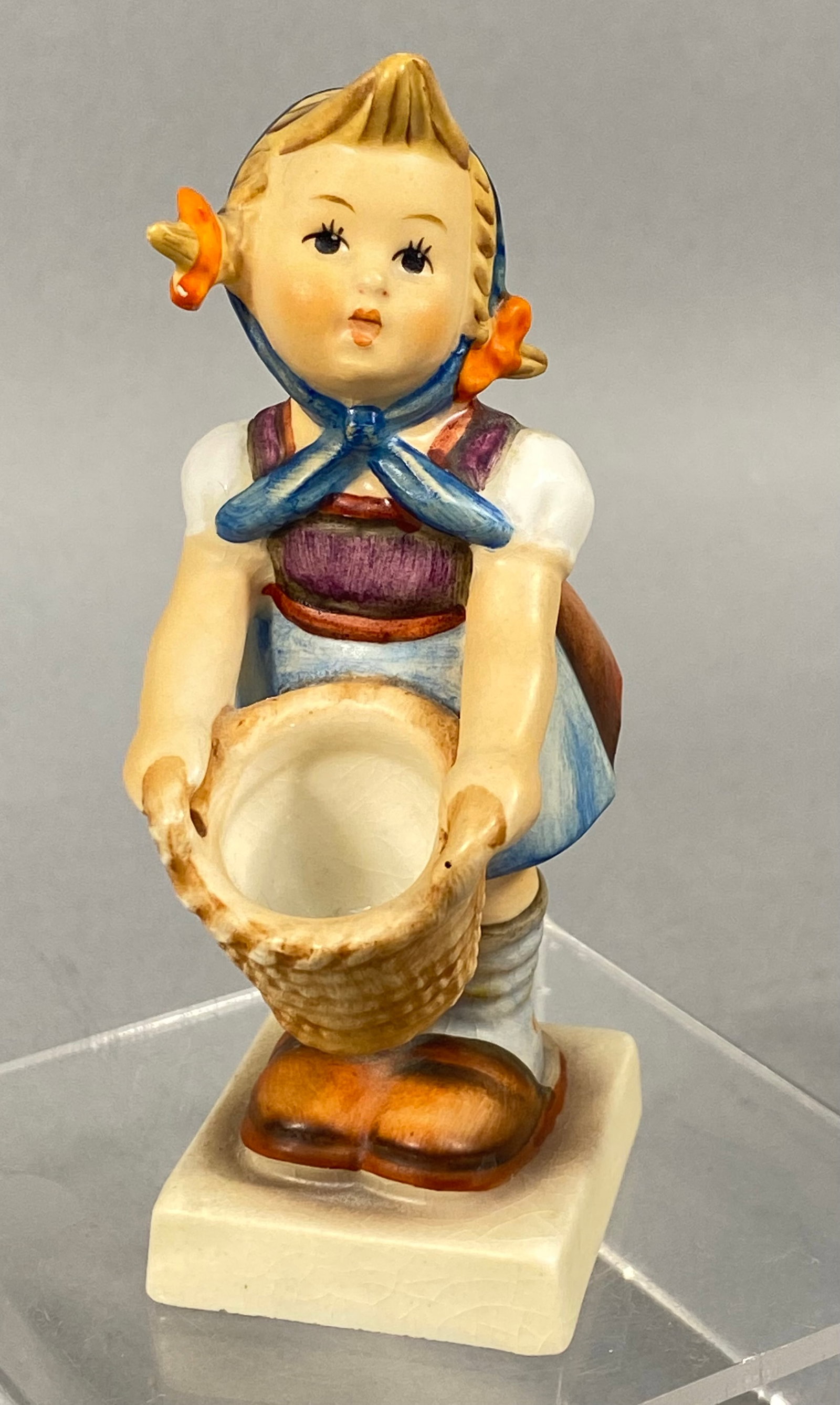 Goebel Hummel Little Helper Figurine Model 73 (1 of 5)