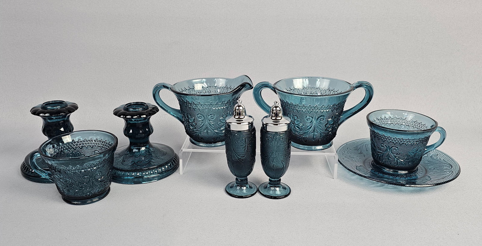 A 9-Piece Set of Indiana Glass Sandwich Pattern Tableware in Bicentennial Blue for Tiara Exclusives (1 of 20)