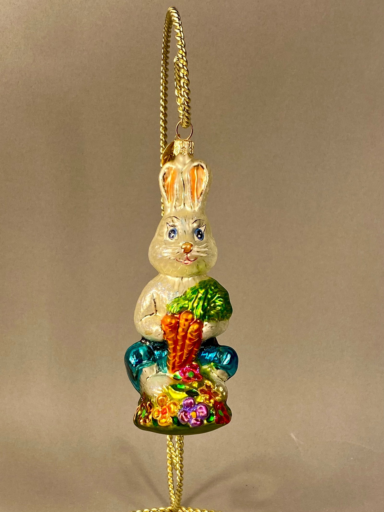 Christopher Radko Billy Bunny Goes Shopping Blown Glass Ornament: This is a mouth-blown glass holiday ornament produced by Christopher Radko, identified as the Billy Bunny Goes Shopping model. The hand-painted figure depicts a rabbit with a pearlescent white finish 