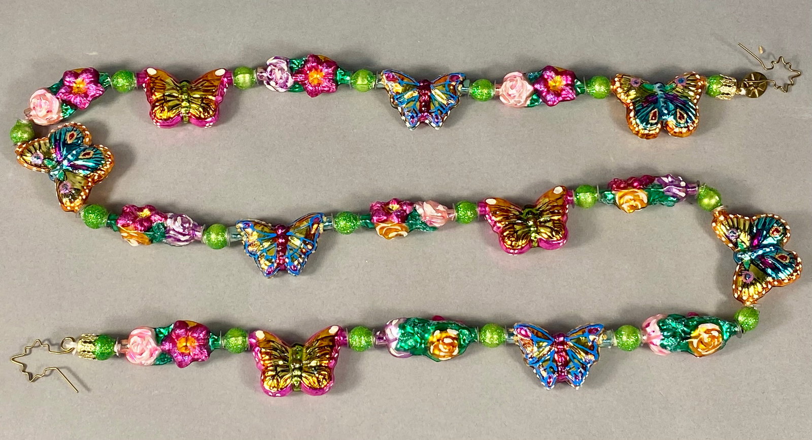 Christopher Radko The Birds and the Bees Hand Blown Glass Garland: A Christopher Radko The Birds and the Bees decorative glass garland, item number 02-0392-0. This piece consists of hand-blown mercury glass elements that are hand-painted and finished with glitter acc
