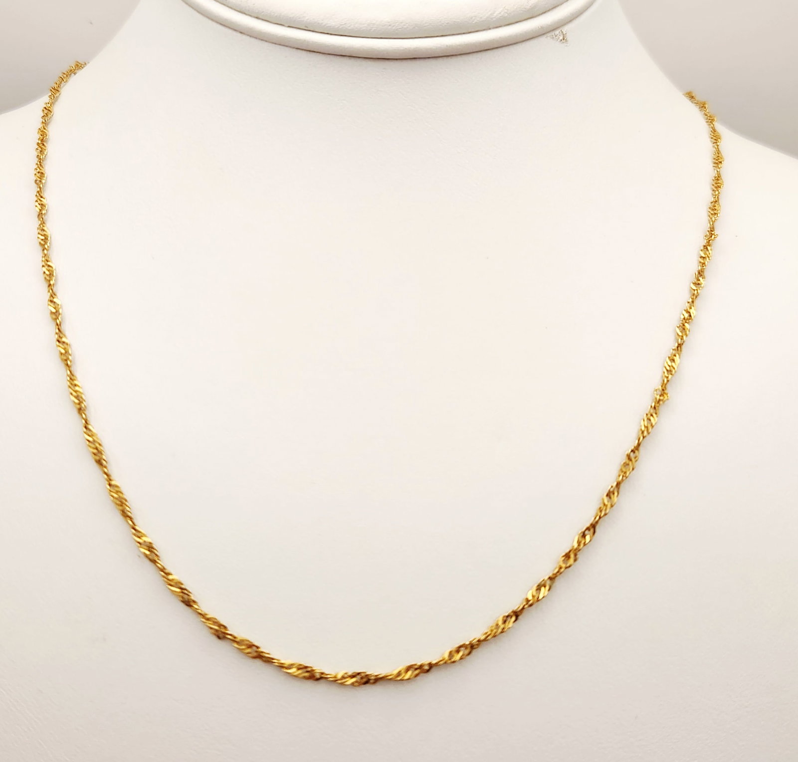 18K Gold Twisted Necklace 4.1 Grams (1 of 7)