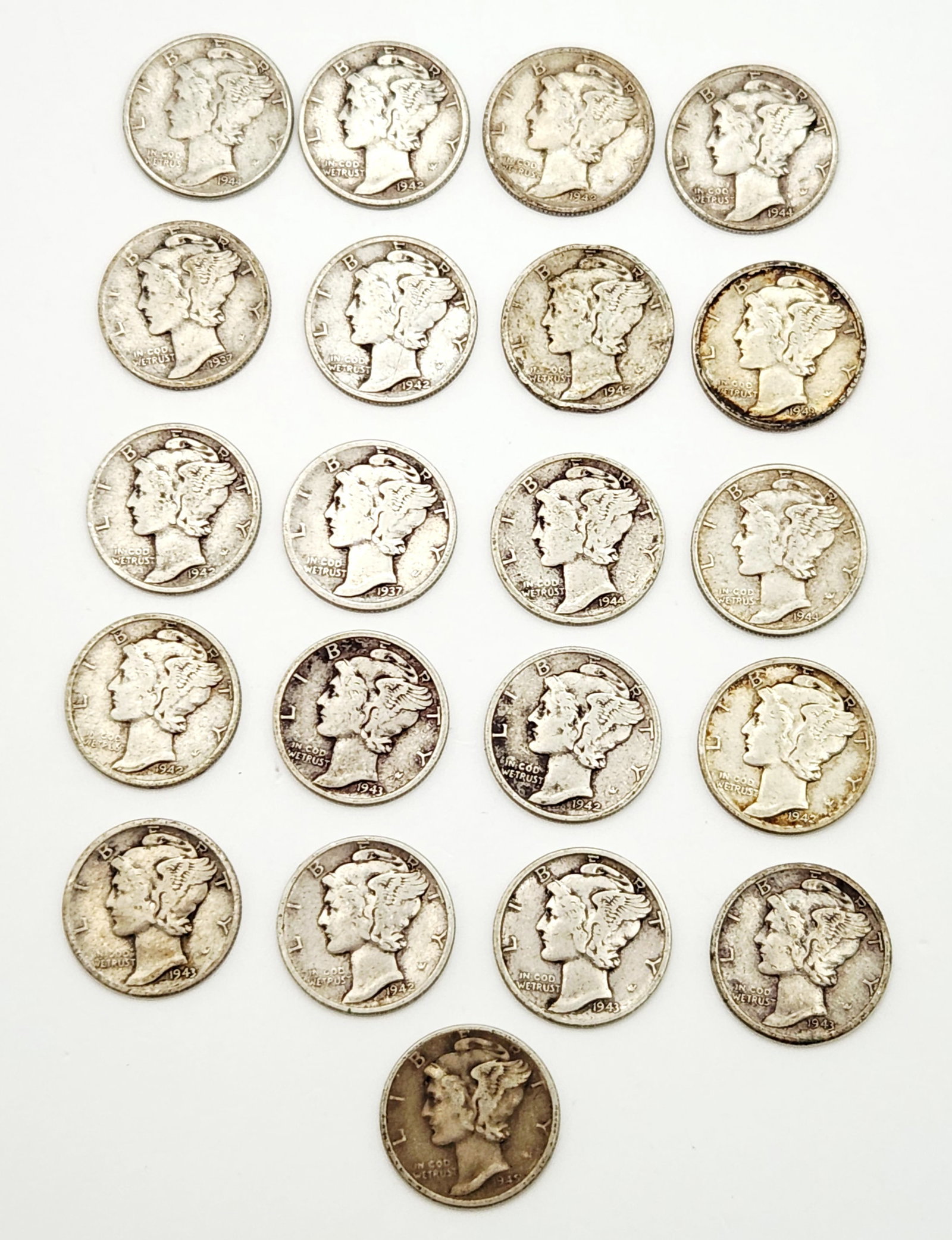Collection of United States Mercury Silver Dimes: A collection of silver United States Mercury dimes with dates ranging from 1937 to 1945 and a total weight of 51.5 grams. In circulated condition.