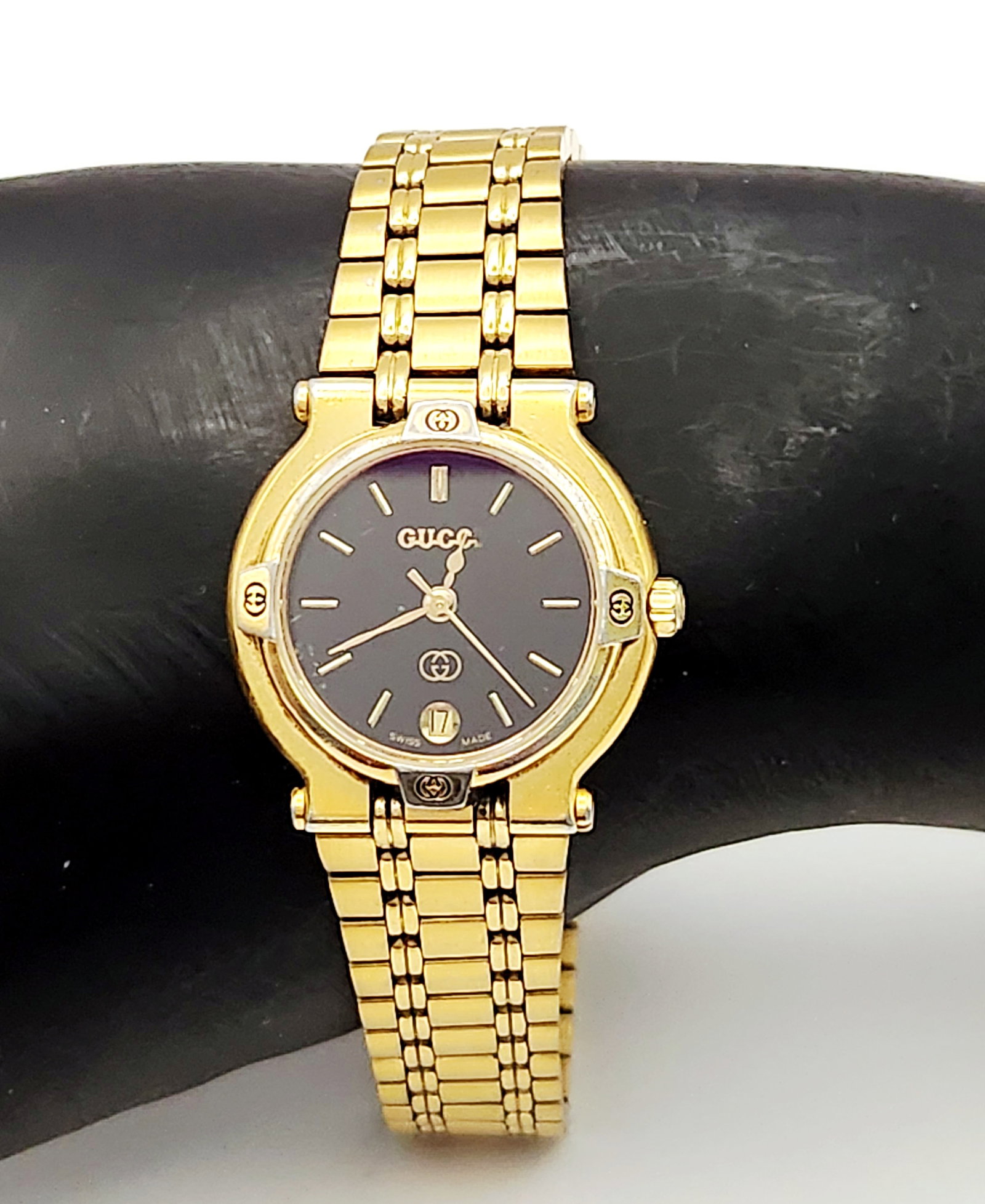 Gucci Model 9200L Gold-Tone Ladies' Watch: This Gucci model 9200L ladies' wristwatch features a gold-tone metal case and an integrated multi-link bracelet. T Total length: 7.5 inches. The watch shows significant signs of wear consistent with