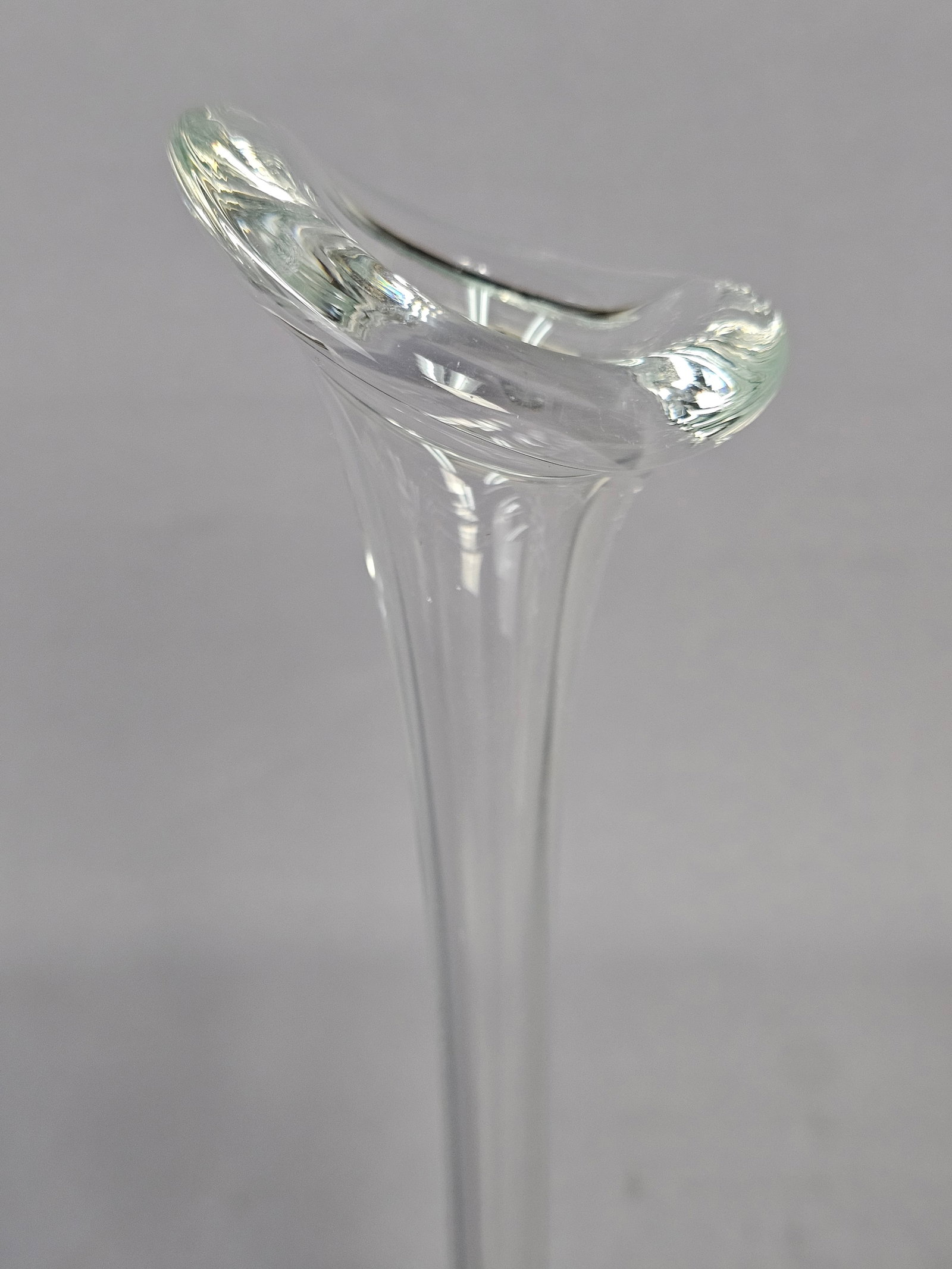Jack-in-the-Pulpit Vase with Controlled Bubble Base - 4