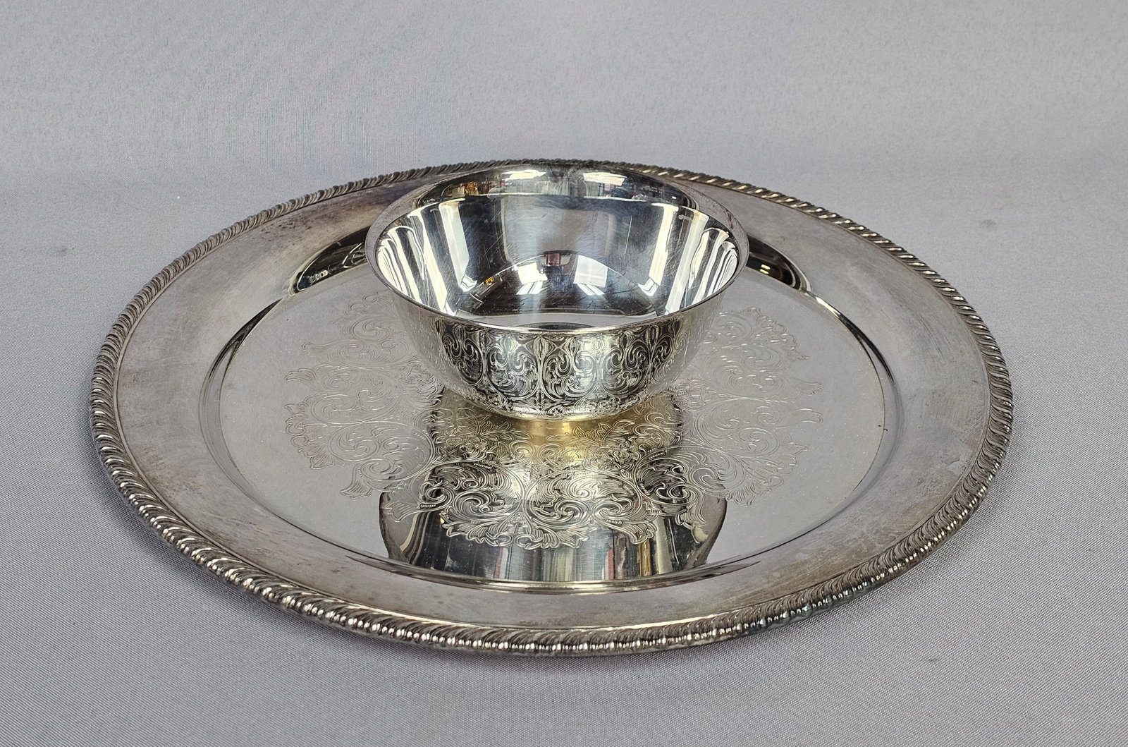 Oneida Wm. A. Rogers Silverplated Chip & Dip Serving Set: The set was manufactured by Wm. A. Rogers for Oneida Ltd. Silversmiths. Tray diameter: 14 inches. The set is in good vintage condition. There is visible surface tarnish throughout, particularly along