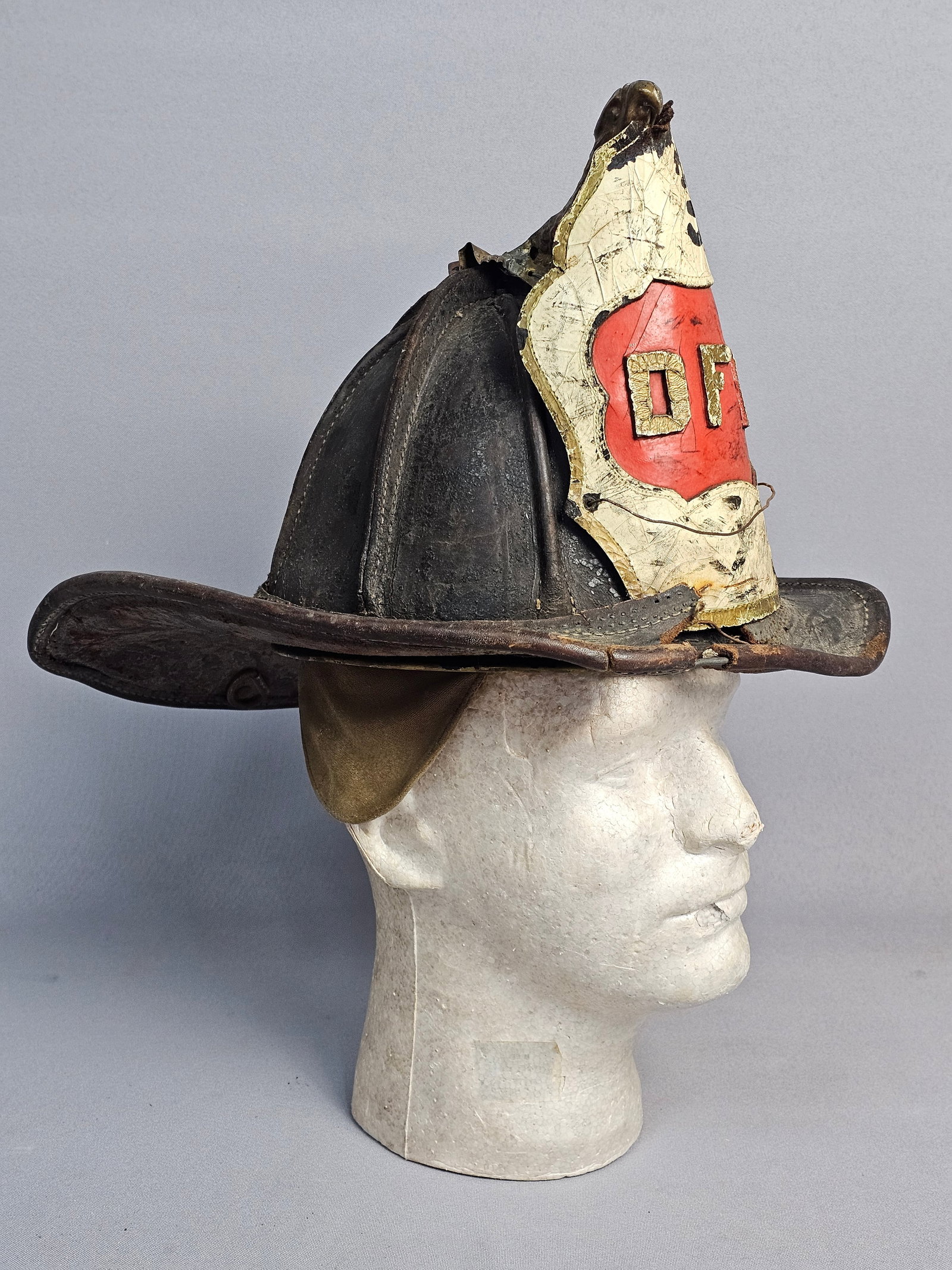 Antique Cairns Leather Fire Helmet with DFD Engine - 2