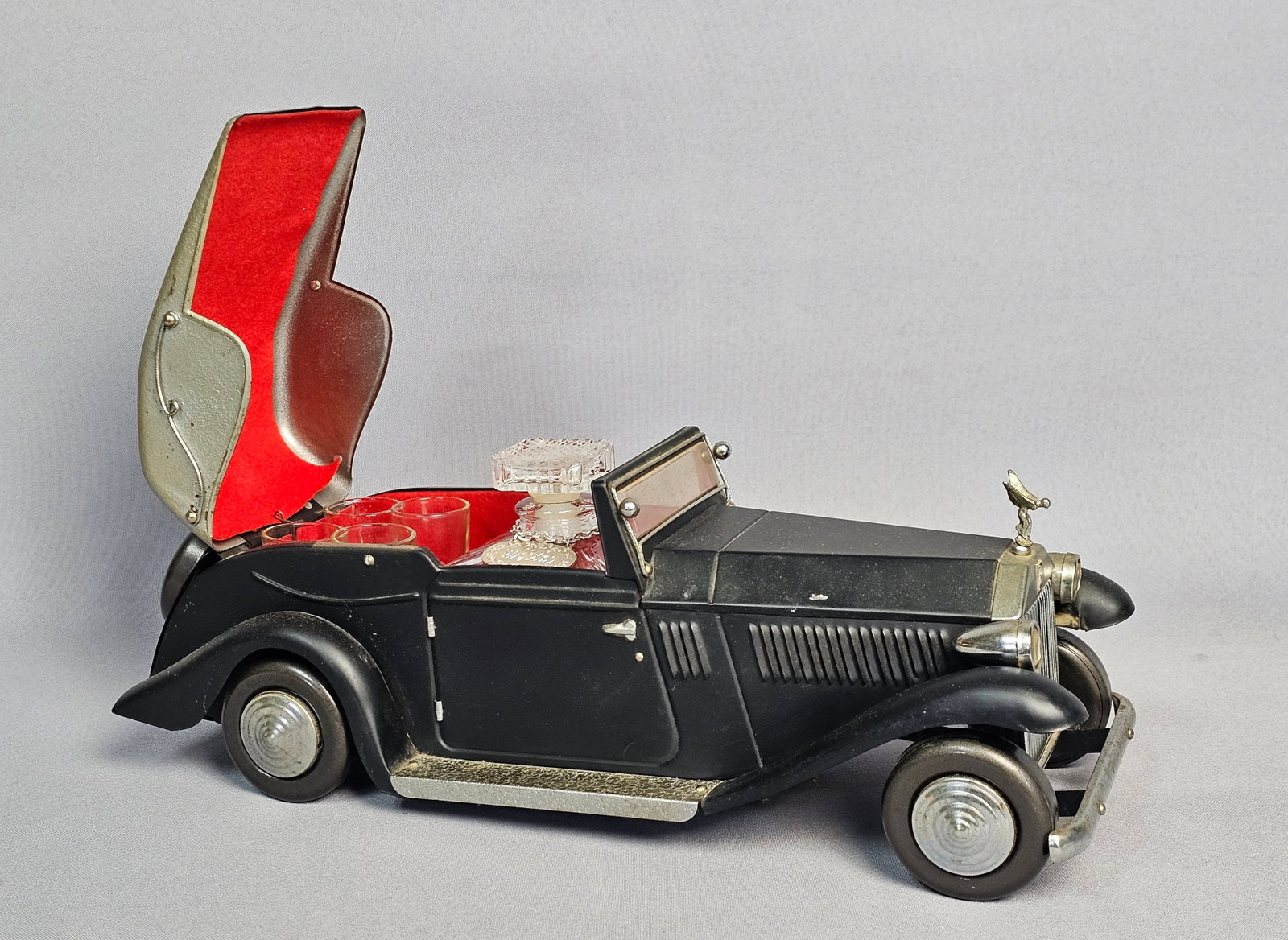 Vintage Musical Rolls-Royce Novelty Liquor Decanter Set (1 of 16)