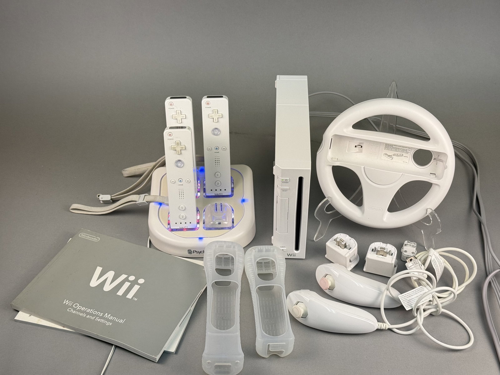 Nintendo Wii RVL-001 Console with Controllers and Accessories (1 of 5)