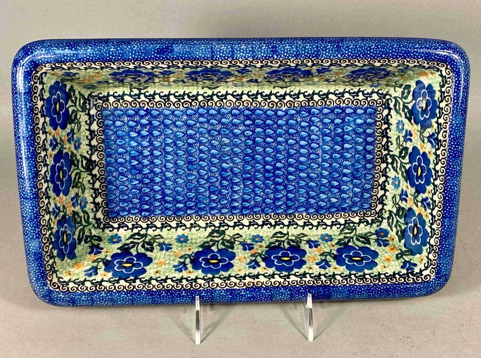 Polish Pottery Ceramika Artystyczna Unikat Rectangular Baker by Teresa Andrukiewicz: This is a rectangular stoneware baking dish produced by the Ceramika Artystyczna factory in Boleslawiec, Poland. The piece is a Unikat signature item, hand-decorated using a combination of hand-painti