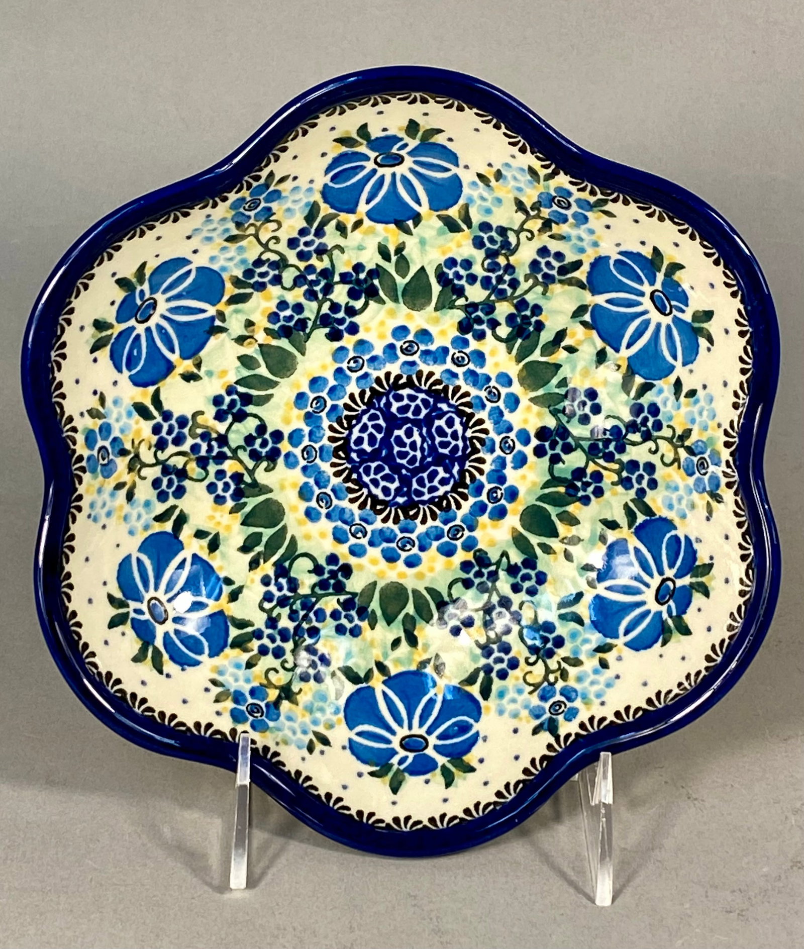 Polish Boleslawiec Stoneware Scalloped Unikat Bowl by Alicja Damian: A hand-decorated stoneware bowl manufactured by Zaklady Ceramiczne Boleslawiec in Poland. The vessel features a deep scalloped rim and is crafted from local white clay stoneware. The interior and exte
