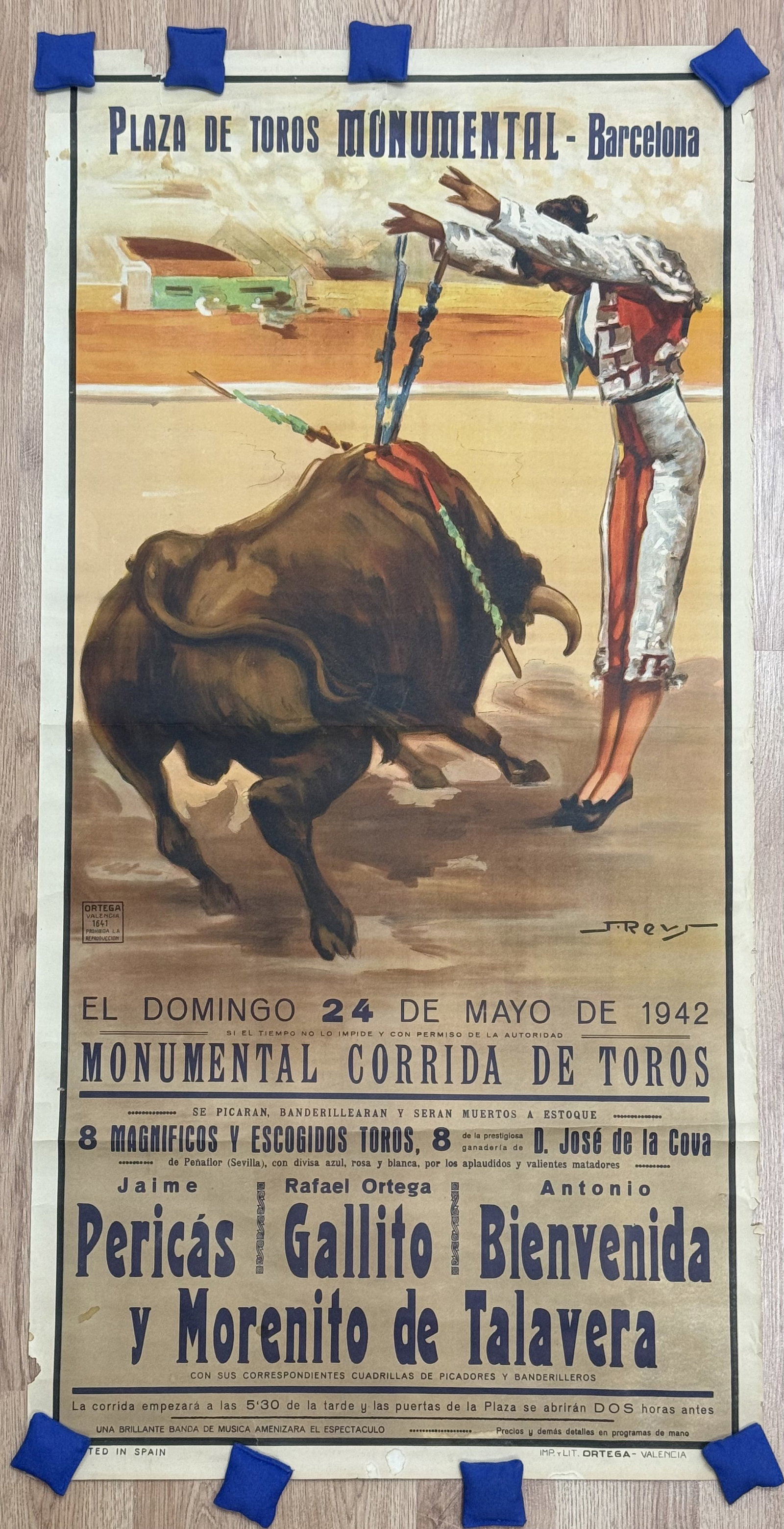 Original 1942 Spanish Bullfighting Lithograph Poster by Juan Reus: This original vintage lithographic paper poster advertises a Monumental Corrida de Toros scheduled for Sunday, May 24, 1942, at the Plaza de Toros Monumental in Barcelona, Spain. The artwork is by Jua