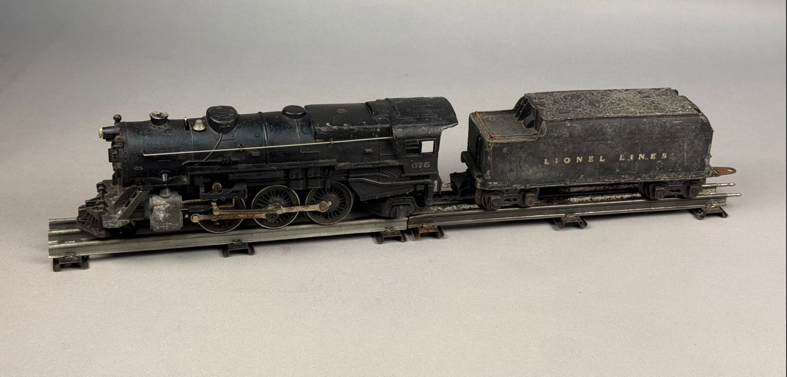 Lionel No. 675 O-Gauge Steam Locomotive & No. 2666T Tender: This is a vintage O-gauge electric model train set consisting of a No. 675 steam locomotive and a No. 2666T tender, manufactured by The Lionel Corporation of New York. The front of the boiler displays