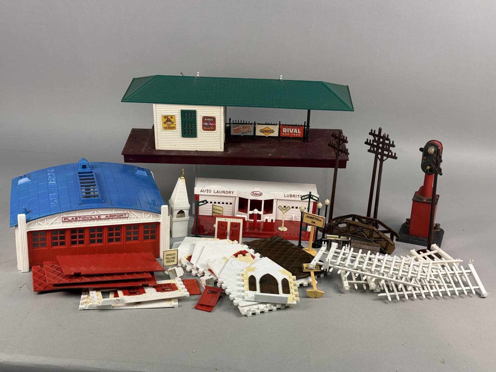 Vintage Plasticville U.S.A. & Ideal Model Train Buildings & Accessories (1 of 13)