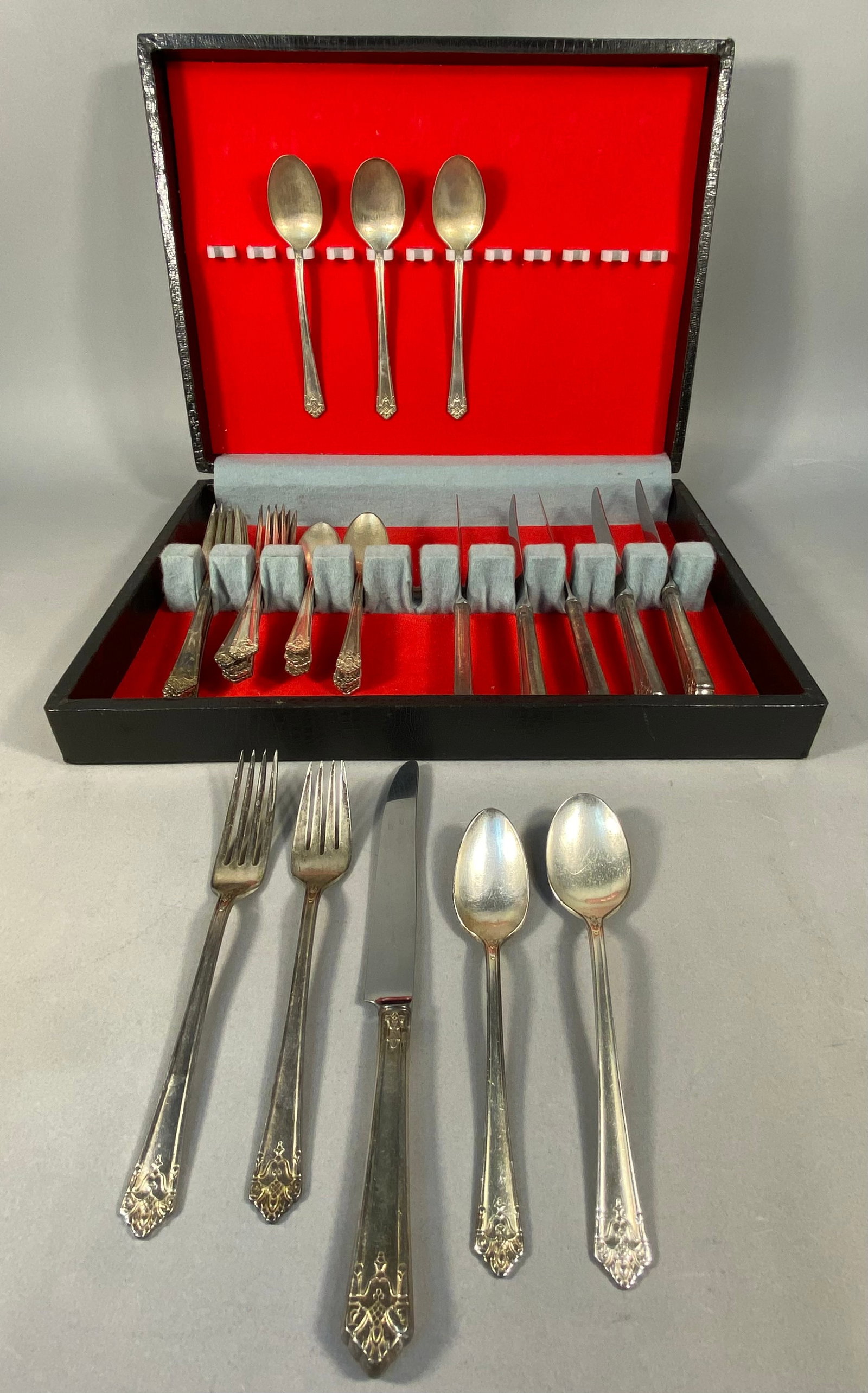1847 Rogers Bros Silver-Plated Flatware Heritage Pattern (1 of 11)