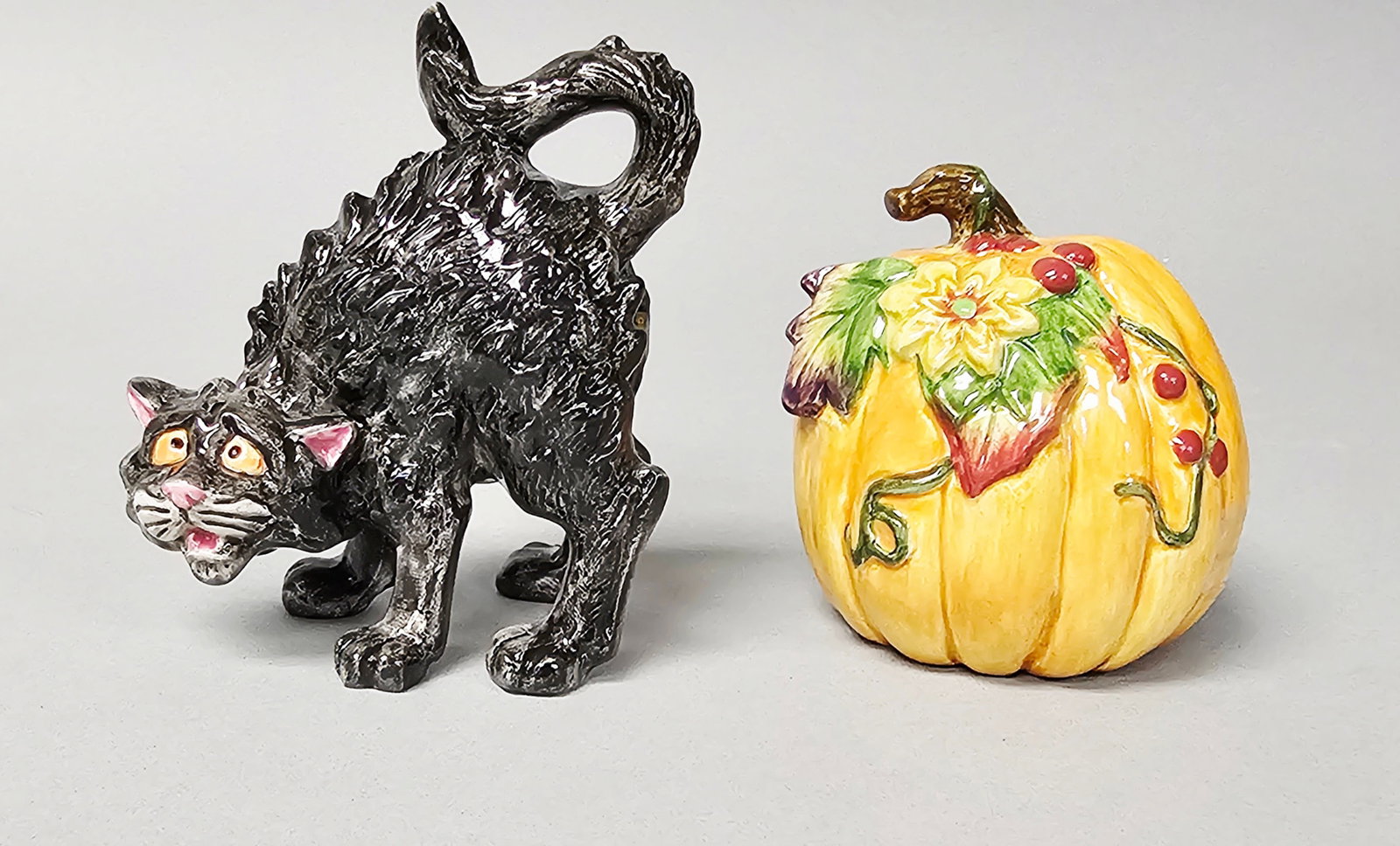 Fitz and Floyd Halloween Salt & Pepper Shakers: A pair of hand-painted ceramic salt and pepper shakers from the Fitz and Floyd Halloween Harvest collection. The set includes one shaker modeled as a startled black cat in an arched pose and a yellow