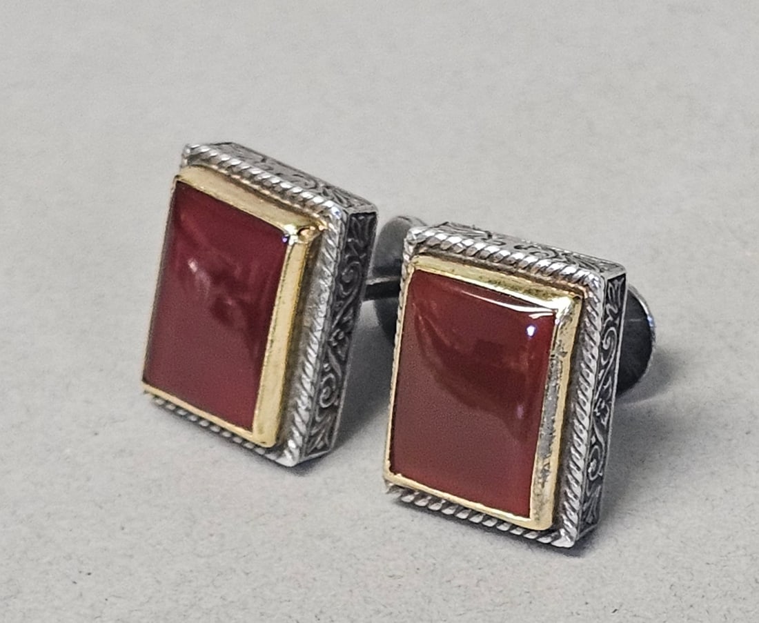 Konstantino Sterling & 22K Carnelian Cufflinks 23.4 Grams: This is a matched pair of ornate sterling silver and 22 karat gold cufflinks by the Greek designer Konstantino. Each cufflink features a central, rectangular carnelian cabochon in a deep reddish-brown