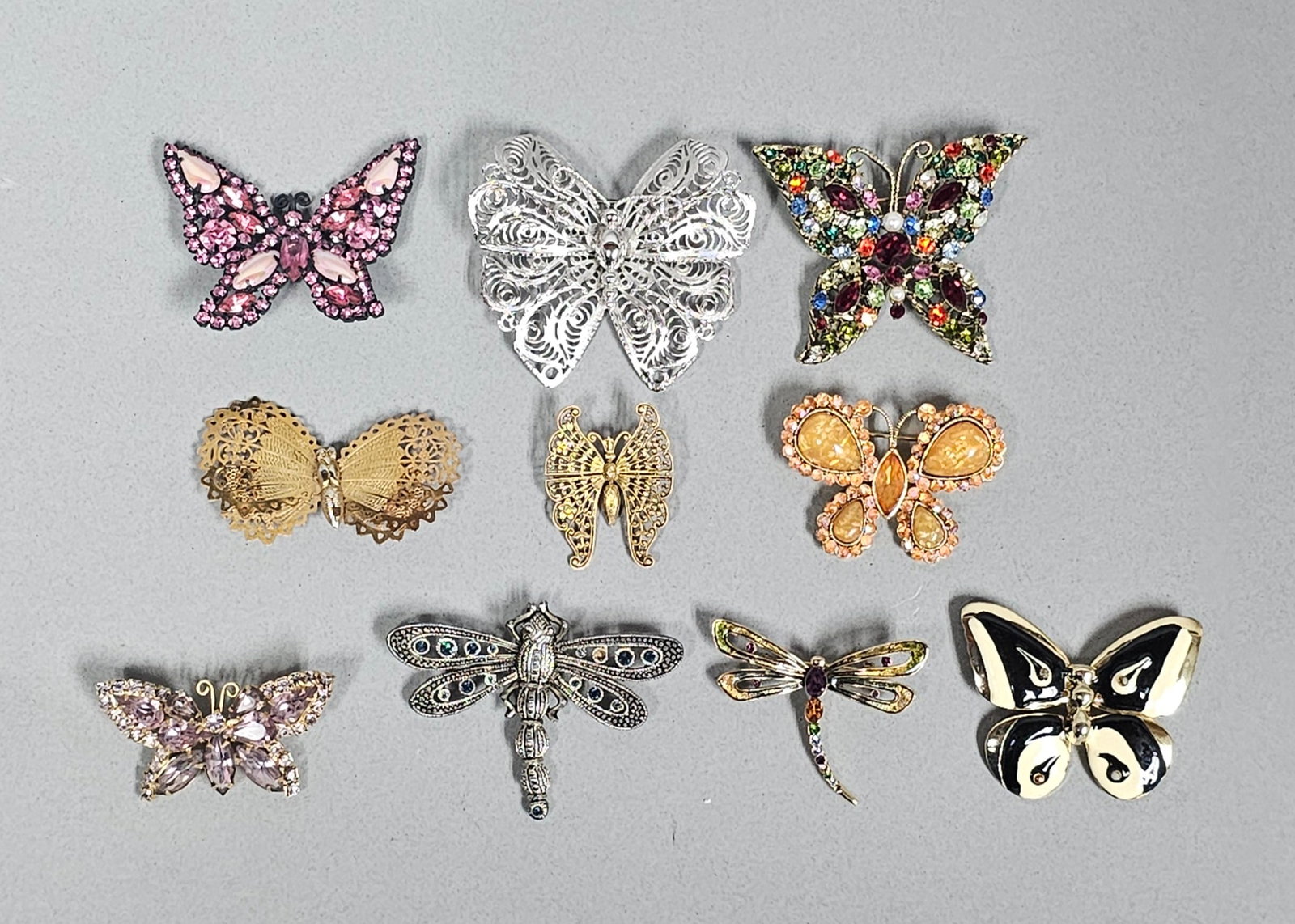 Butterfly & Dragonfly Costume Jewelry Brooches: This lot consists of ten vintage costume jewelry brooches featuring various butterfly and dragonfly motifs. One dragonfly brooch is marked DANECRAFT on the reverse in a rectangular cartouche. Each