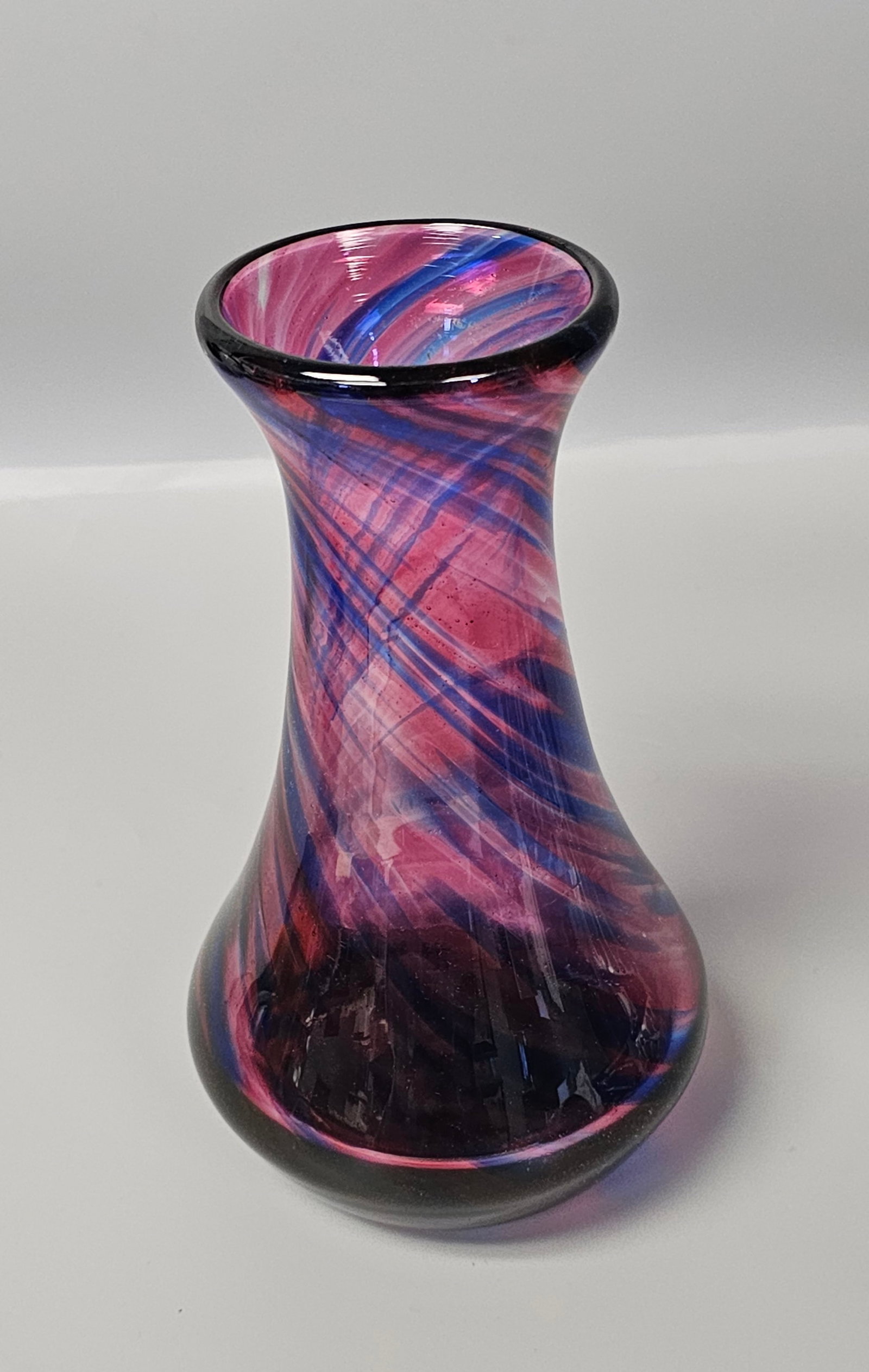 Hand-Blown Studio Art Glass Swirl Vase: A hand-blown studio art glass vase featuring a tapered hourglass form and a weighted, bulbous base. The underside of the base shows a recessed, rough-textured pontil mark characteristic of hand-blown 