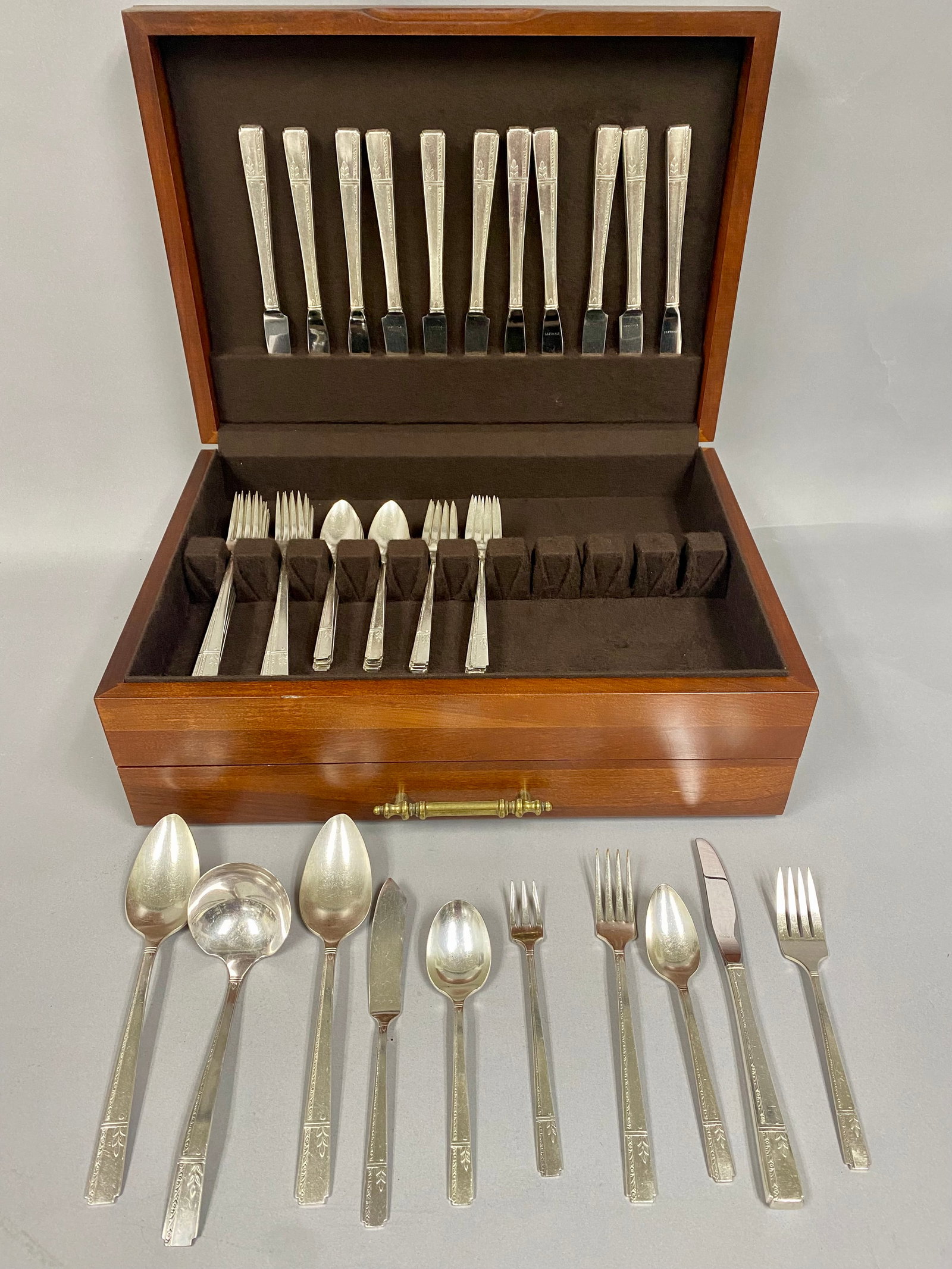 Oneida Heirloom Plate Milady Pattern Silver-Plated Flatware (1 of 7)