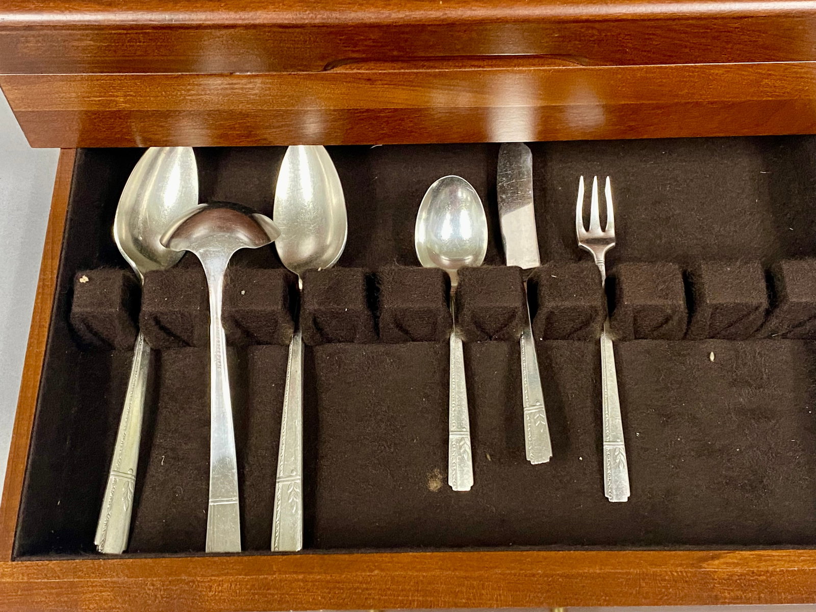 Oneida Heirloom Plate Milady Pattern Silver-Plated Flatware - 5