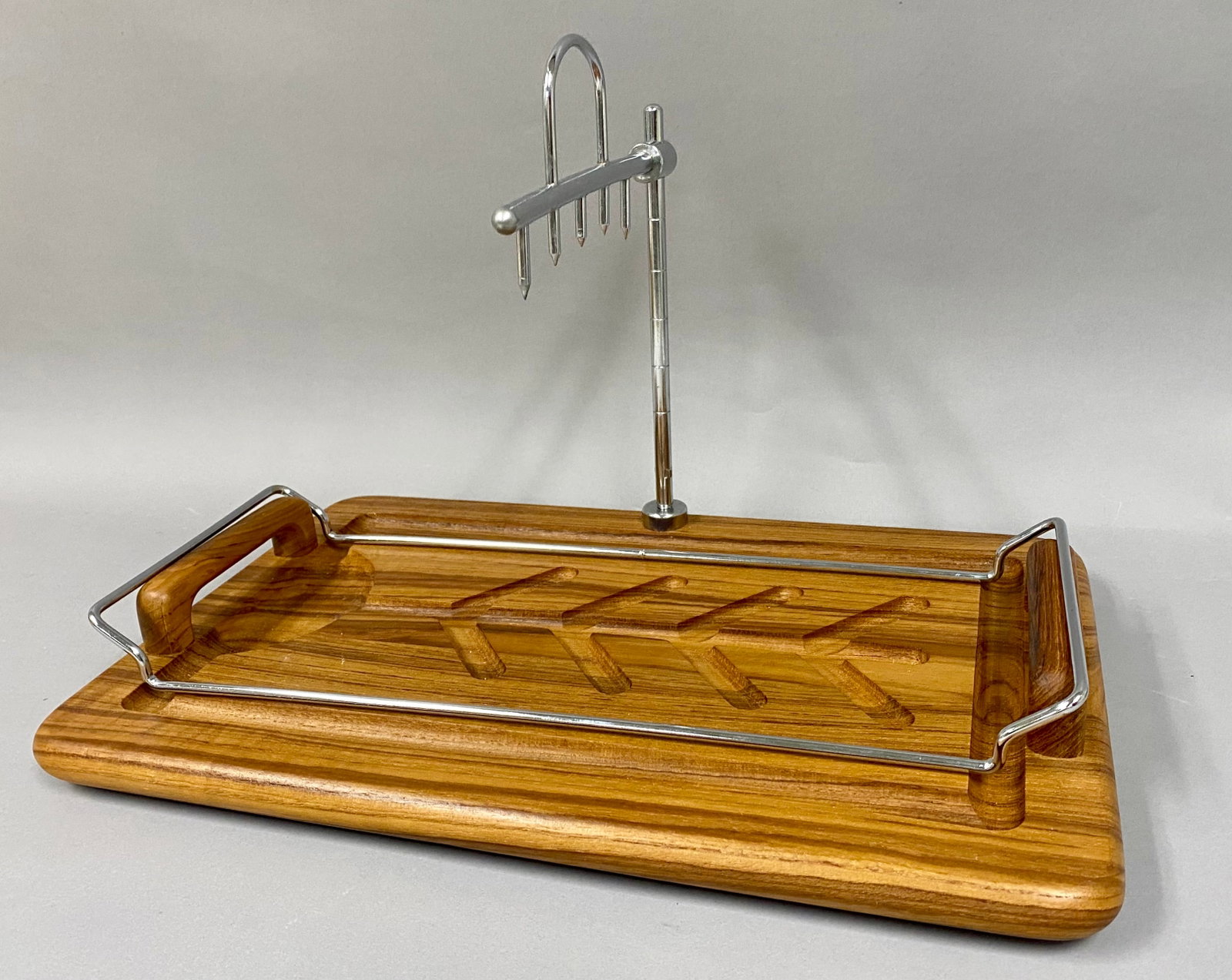 Goodwood Teakwood Carving Board Set: A vintage teakwood carving board set by Goodwood for Julie Pomerantz Inc. The rectangular board is constructed of teakwood with a deep fishbone-style juice groove leading to a circular reservoir. It