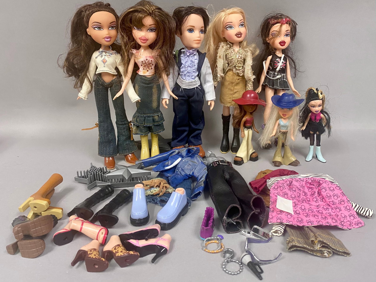 5 Bratz & Three Lil Bratz Dolls with Clothing & Accessories (1 of 7)