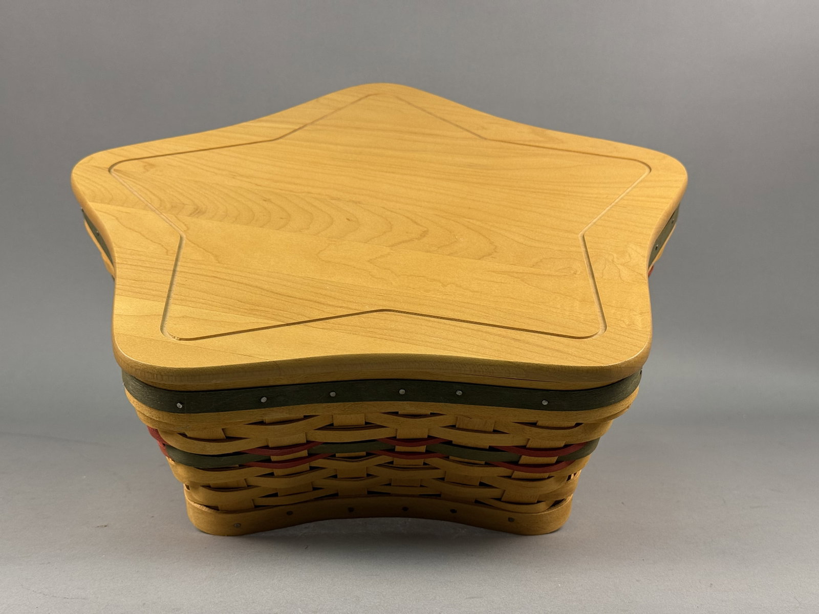 Longaberger 2001 Shining Star Basket: A Longaberger 2001 Christmas Collection Shining Star basket featuring handwoven wood splint construction with decorative red and green accent weavers. The set is complete with a recessed wood star lid