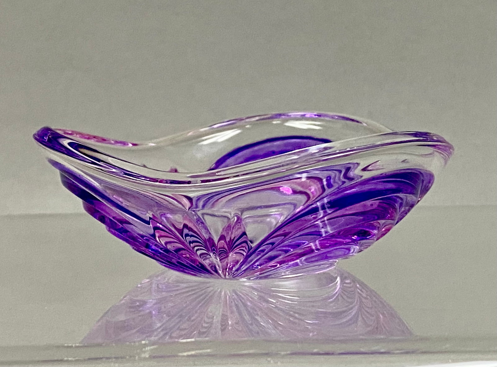 Italian Art Glass Tricorn Trinket Dish: A decorative Italian art glass trinket dish or salt cellar manufactured by C.C. Zecchin. The vessel is crafted from clear glass featuring encased radiating swirls of deep purple and magenta pulled